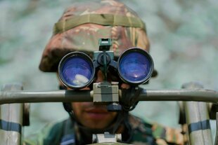 Ein Soldat schaut durch ein Fernglas