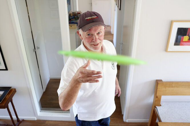 Stephen Defty wirft eine Frisbee in Richtung Kamera