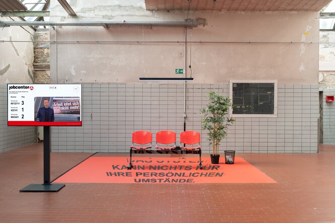 Blick in einen scheinbaren Warteraum vom Jobcenter, der eigentlich eine Installation der Künstlerin Julie Legouez ist