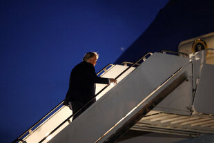US-Präsident Donald Trump geht vor dem Rückflug nach Washington auf dem internationalen Flughafen von Calgary von der Marine One an Bord der Air Force One