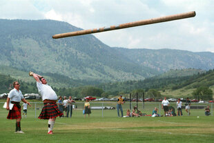 Baumstammwerfen bei Highland Games