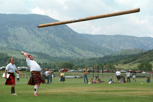 Baumstammwerfen bei Highland Games