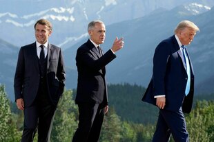 Der französische Präsident Emmanuel Macron (l), der kanadische Premierminister Mark Carney (M) verweist US-Präsident Donald Trump