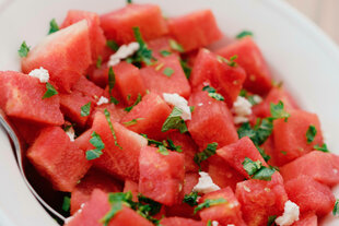 Ein Teller mit Melonen Salat