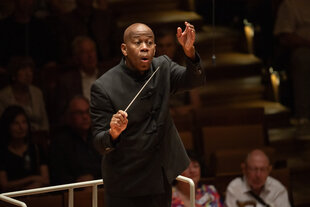 Dirigent André Raphel am Sonntagabend in der Berliner Philharmonie mit Taktstock
