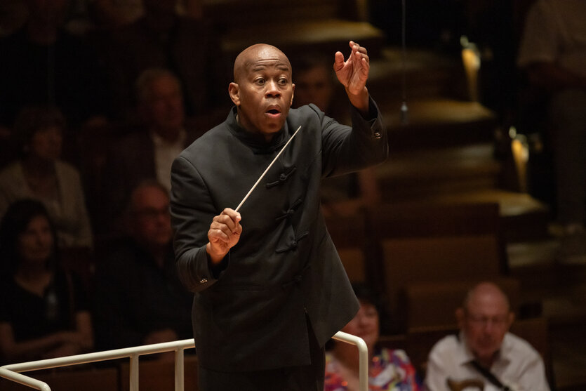 Dirigent André Raphel am Sonntagabend in der Berliner Philharmonie mit Taktstock