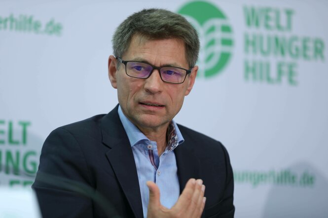 Mathias Mogge blick bedrückt wirkend zur Seite