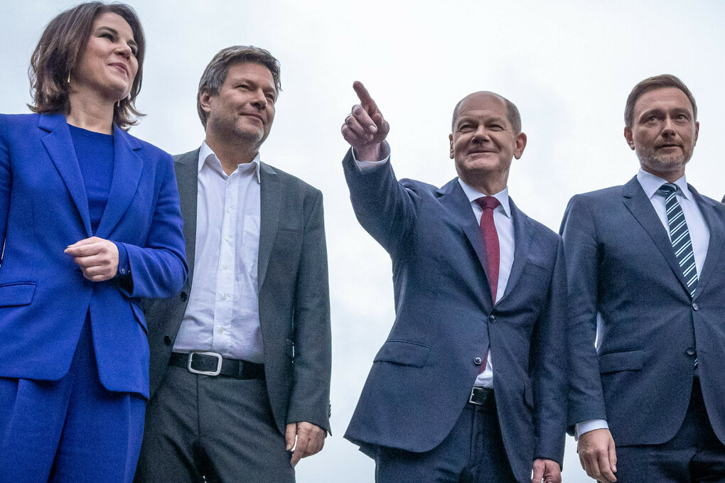 Annalena Baerbock, Bundesvorsitzende von Bündnis 90/Die Grünen, Robert Habeck, Bundesvorsitzender von Bündnis 90/Die Grünen, Olaf Scholz, SPD-Kanzlerkandidat und geschäftsführender Bundesfinanzminister und Christian Lindner, Parteivorsitzender der FDP, kommen zu einer Pressekonferenz, um den gemeinsamen Koalitionsvertrag der Ampel-Parteien von SPD, Bündnis 90/Die Grünen und FDP für die künftige Bundesregierung vorzustellen