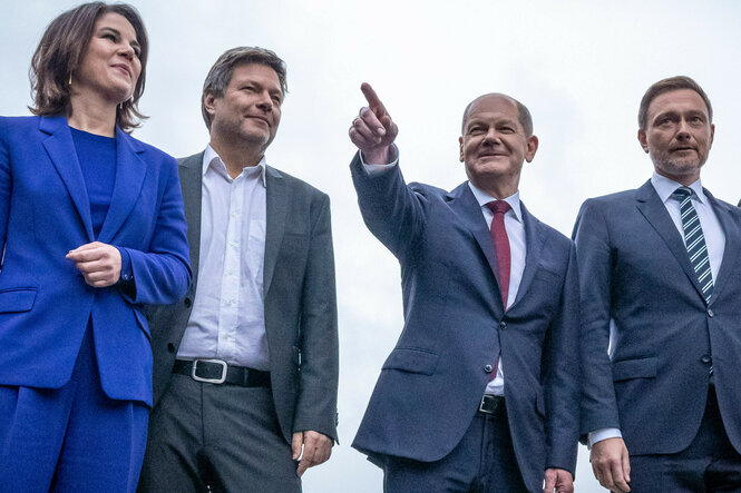 Annalena Baerbock, Bundesvorsitzende von Bündnis 90/Die Grünen, Robert Habeck, Bundesvorsitzender von Bündnis 90/Die Grünen, Olaf Scholz, SPD-Kanzlerkandidat und geschäftsführender Bundesfinanzminister und Christian Lindner, Parteivorsitzender der FDP, ko