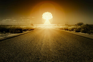 Explosion einer Atombombe am Ende einer langen Strasse