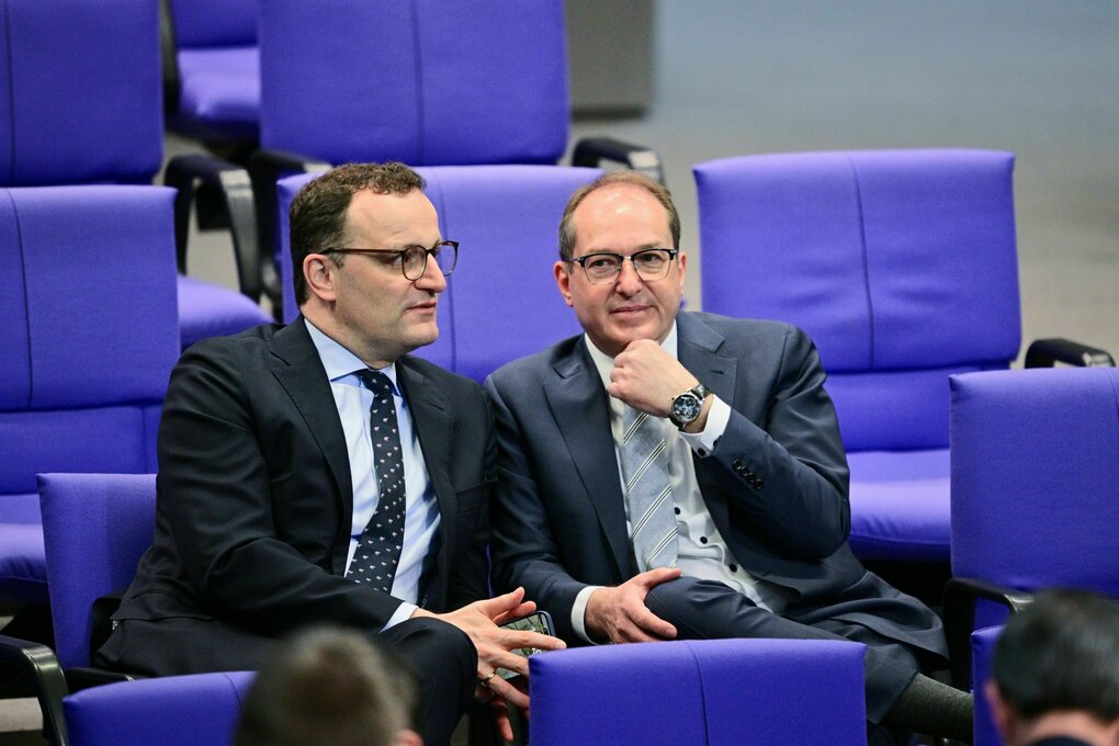 Alexander Dobrindt spricht mit Jens Spahn im Bundestag