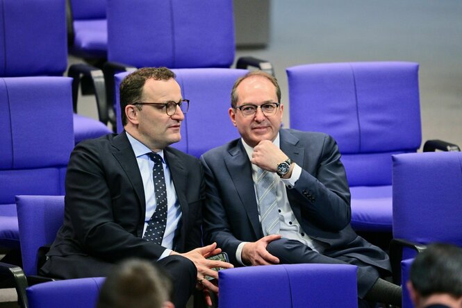 Alexander Dobrindt spricht mit Jens Spahn im Bundestag