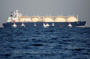 Ein LNG-Tanker wird in Richtung eines Wärmekraftwerks geschleppt