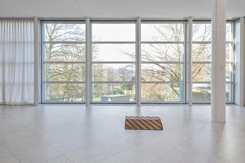 Eine Rampe liegt einsam auf dem Boden eines Museums mit weißen Wänden