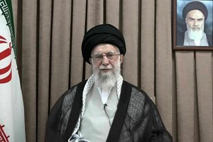 Revolutionsführer Ayatollah Ali Chamenei bei einer im Fernsehen übertragenen Rede unter einem Porträt des verstorbenen Revolutionsgründers Ajatollah Khomeini