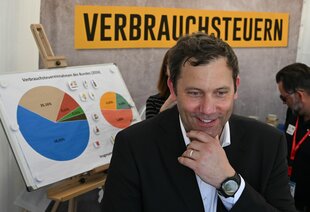 Lars Klingbeil packt sich ans Kinn
