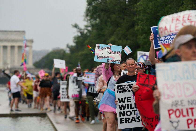 Ein Zug von Menschen mit Plakaten, die für LGBTQ-Rechte demonstrieren