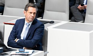 Olaf Lies sitzt mit verschränkten Armen auf der Regierungsbank