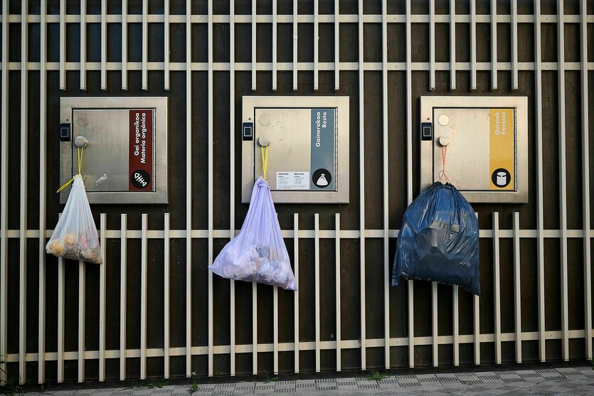 Müllsäcke hängen während eines massiven Stromausfalls von den Türen der elektrischen Mülltonnen