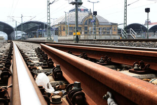 Bahngleise im Hauptbahnhof Halle