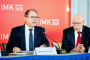 Bundesinnenminister Alexander Dobrindt spricht während der Innenministerkonferenz (IMK) 2025 neben Ulrich Mäurer (SPD)