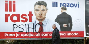 Ein Wahlplakat von Kroatiens Premierminister Zoran Milanović, das mit Farbe beschmiert ist.