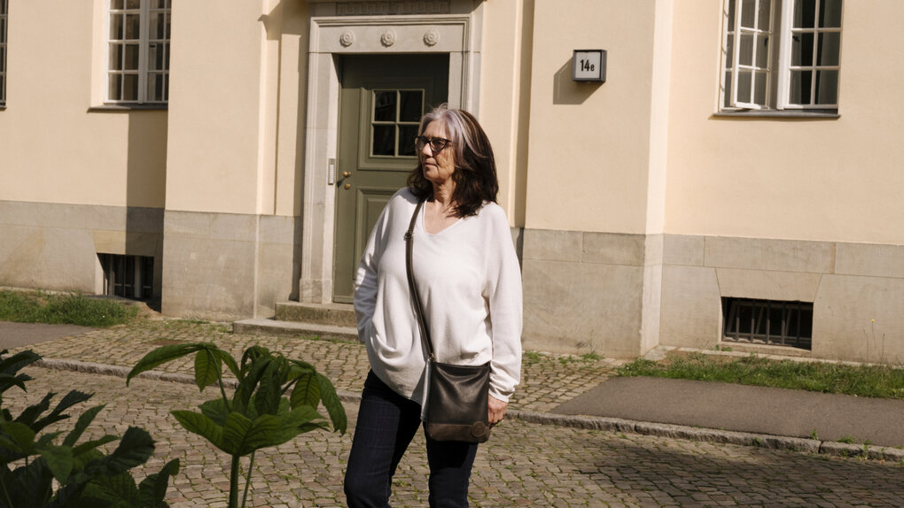 Porträt von Martina Blankenfeld vor einem Gebäude.