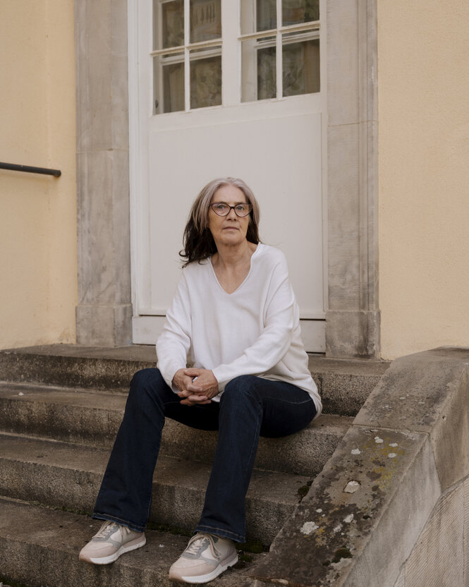 Porträt von Martina Blankenfeld auf einer Treppe.