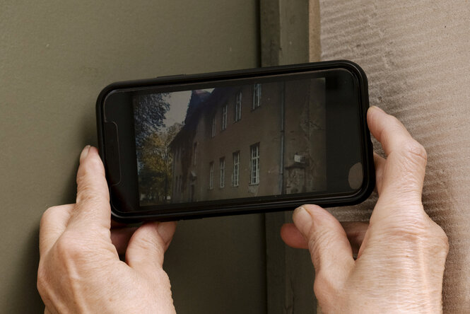 Ein Smartphonebildschirm zeigt ein Gebäude.