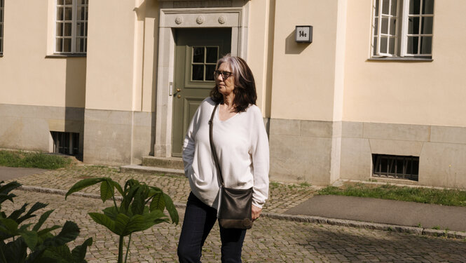 Porträt von Martina Blankenfeld vor einem Gebäude.
