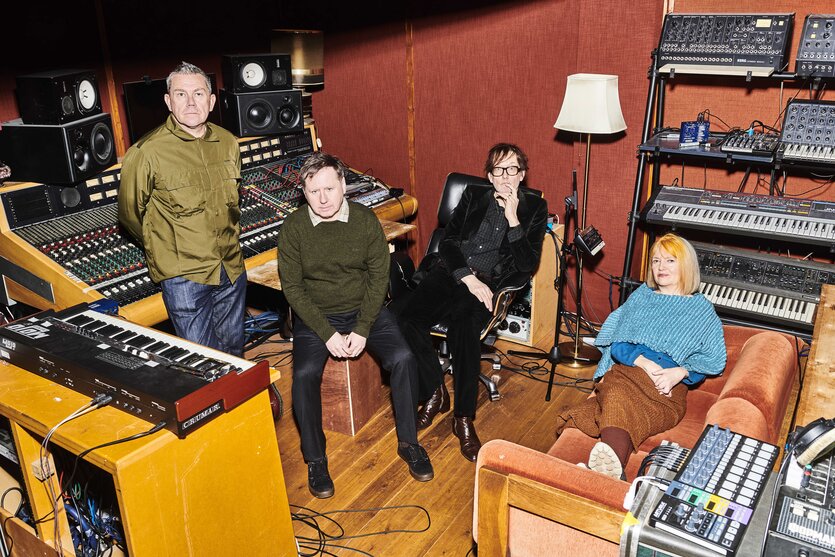 Die Band Pulp sitzt im Studio.