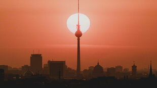 Sonnenaufgang über Berlin mit dem Fernsehturm.