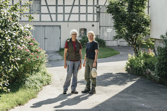 Ulrike Hasenmaier-Reimer (links) und Judith Boulos (rechts) auf ihrem Hof.