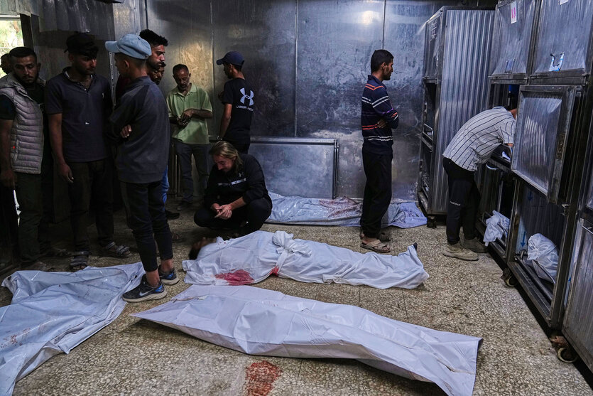 Palästinenser trauern im Schifa-Krankenhaus in Gaza Stadt um Menschen, die auf dem Weg zu einer Hilfsstelle getötet wurden