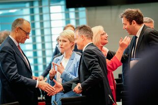 Friedrich Merz unterhält sich mit Leuten