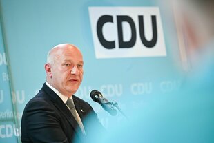 Das Foto zeigt den Berliner Regierungs- und CDU-Chef Kai Wegner beim kleinen Landesparteitag der CDU am 17. Juni 2025.