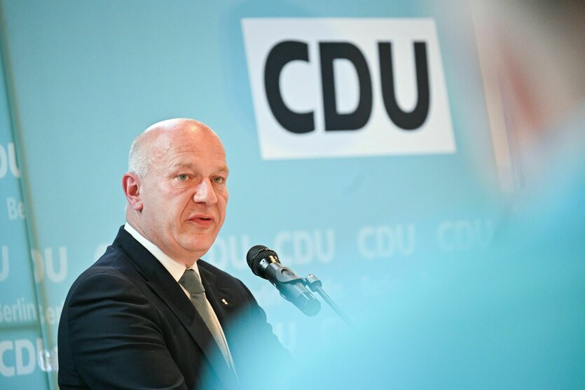 Das Foto zeigt den Berliner Regierungs- und CDU-Chef Kai Wegner beim kleinen Landesparteitag der CDU am 17. Juni 2025.