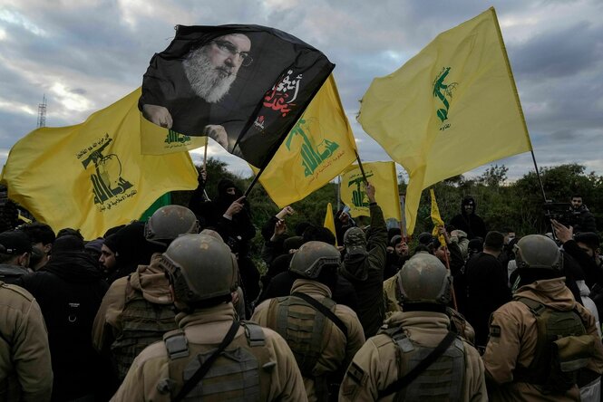 Soldaten und Hisbollah-Fahnen