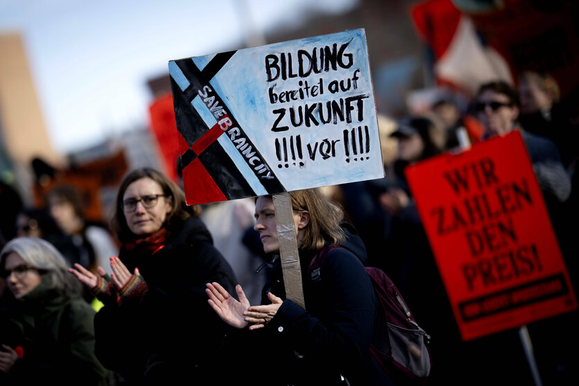 Demonstranten von sozialen Einrichtungen und Kultureinrichtungen protestieren im Februar in Berlin mit einem Schild "Bildung bereitet auf Zukunft vor" gegen Einsparungen bei den Universitaeten Unis Hochschulen