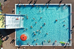Ein volles Schwimmbad aus der Vogelperspektive fotografiert