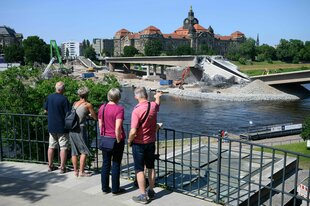 Schaulustige vor der kaputten Carolabrücke