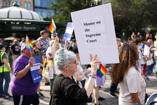 Protest in New York City u.a. mit Regenbogenflaggen nach der Entscheidung des Supreme Court