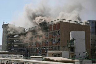Ein mehrstöckiges gebäude mit Rauch