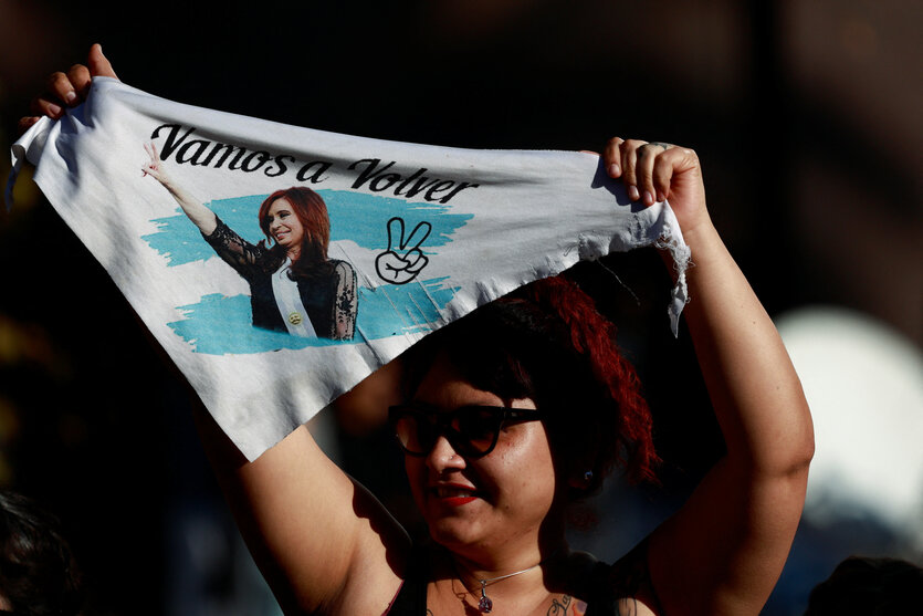 Eine Kirchner-Anhängerin hält bei der Kundgebung ein Tuch hoch mit dem Bild der Ex-Prösidentin samt Aufschrift "Wir kommen zurück"
