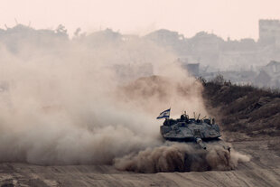 Ein israelischer Panzer in Gaza produziert eine große Staubwolke