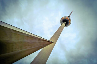 Der Fernsehturm ragt in den Himmel Berlins