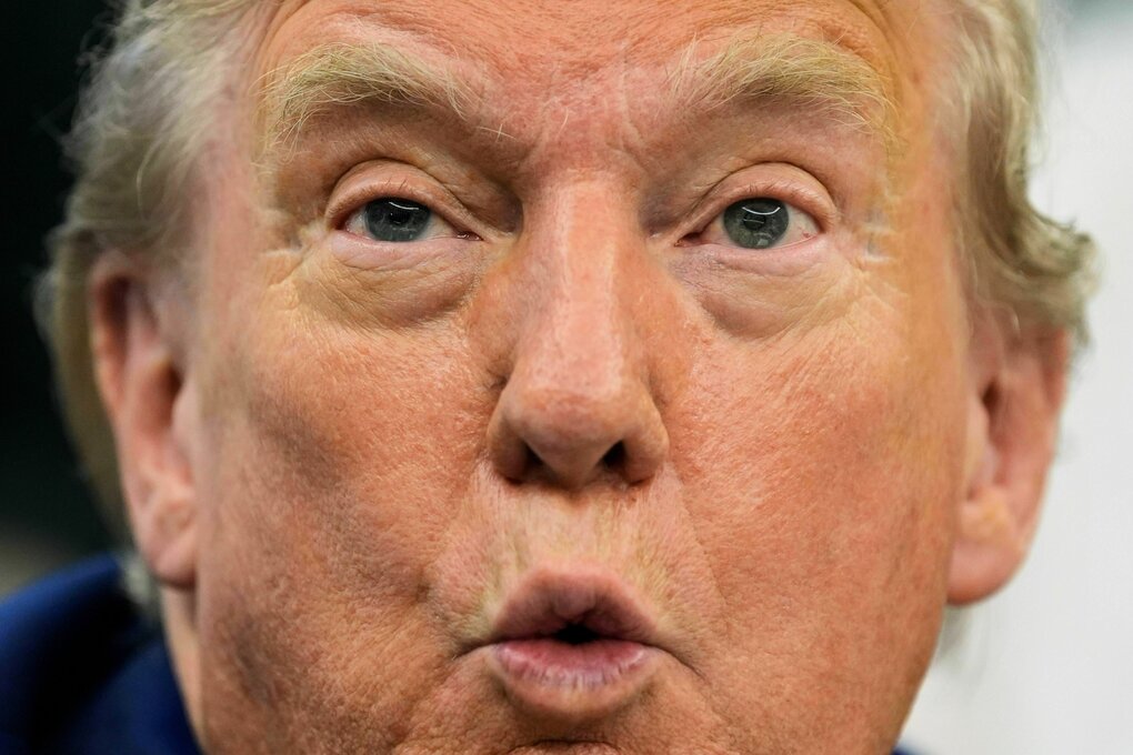 Trump macht eine Grimasse.