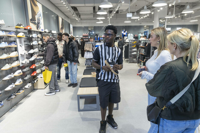 Blick in ein Schuhgeschäft, Kunden und Mitarbeiter.