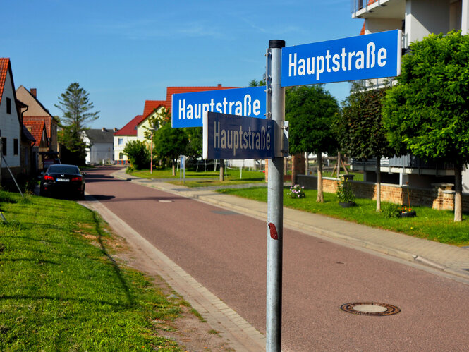 Straßenschilder in einem Wohngebiet.