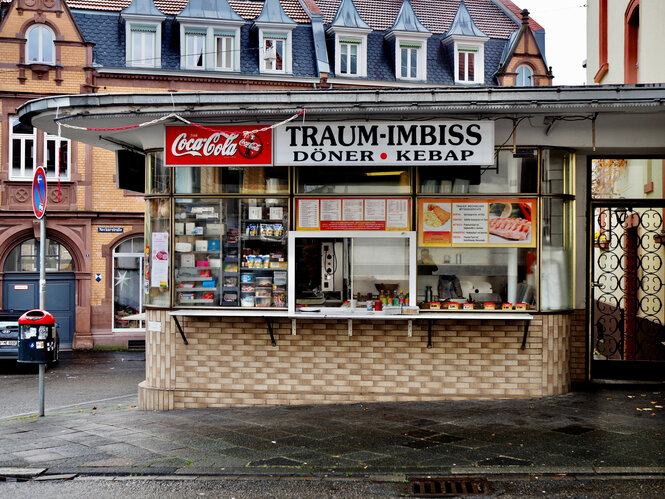 Straßenszene mit einem Kiosk.